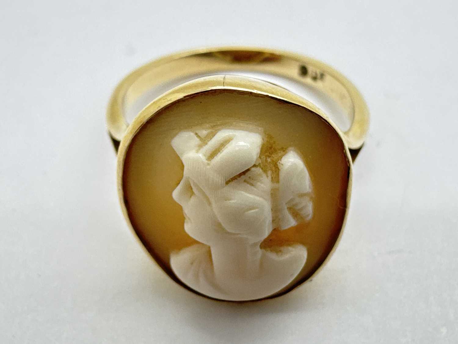 823 Cameo Shell Ring