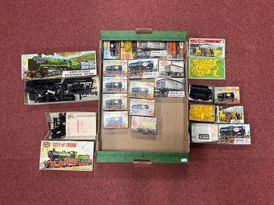 Lot 409 - Approximately twenty Airfix 00 railway kits,...