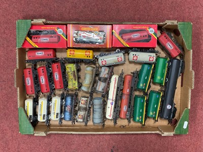 Lot 380 - Approximately twenty-seven 00 gauge modern...