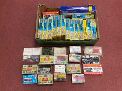 Lot 560 - A Quantity of OO/HO Scale Plastic Model...