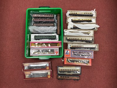Lot 441 - Twenty Six 'OO' Gauge/4mm Boxed and Loose...
