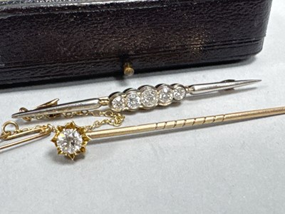 Lot 194 - A Five Stone Diamond Bar Brooch, the round cut...