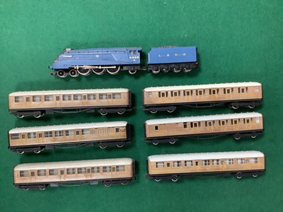 Lot 602 - A Hornby 00 gauge LNER express train...