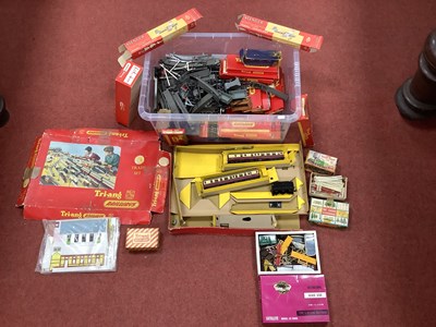 Lot 448 - An assortment of 00 gauge items by Triang,...