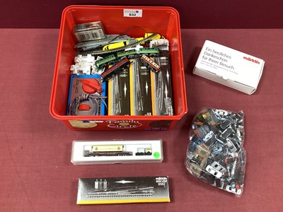 Lot 832 - A box of Marklin Mini-club Z gauge, including...