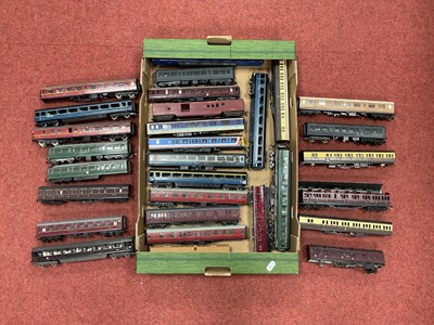 Lot 412 - A box of approximately twenty-eight 00 gauge...