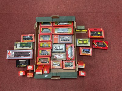 Lot 402 - Approximately twenty-nine boxed 00 gauge...
