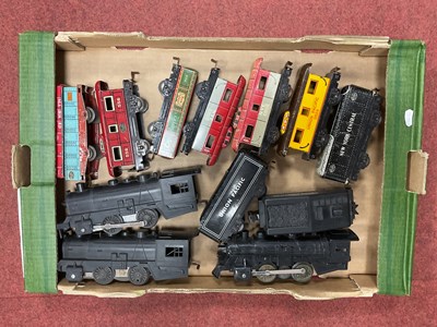Lot 401 - A collection of Marx and Lionel vintage...