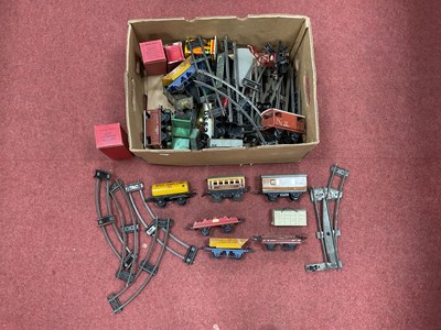 Lot 424 - A collection of vintage Hornby 0 gauge...