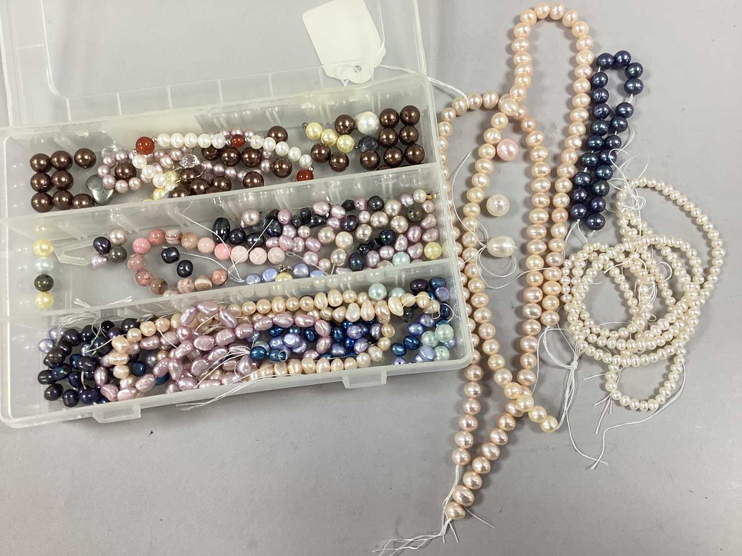 Lot 215 - A Variety of Pearl Beads / Beaded Findings,...