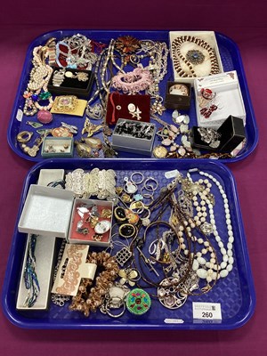 Lot 260 - A Selection of Modern Costume Jewellery,...