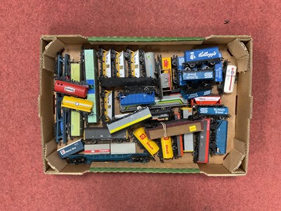 Lot 372 - Approximately thirty-six 00 gauge modern image...