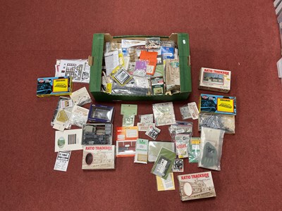 Lot 404 - A large quantity of 00 gauge scenic and...