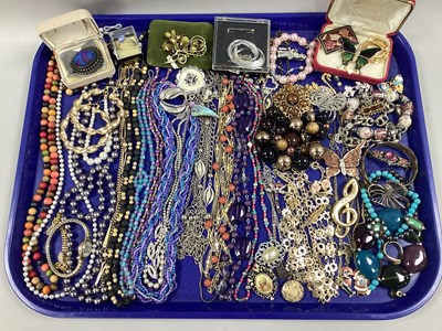 Lot 259 - An Assortment of Modern Costume Jewellery, to...