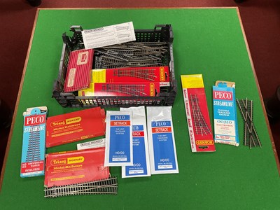 Lot 538 - Approximately forty-two OO gauge points and a...