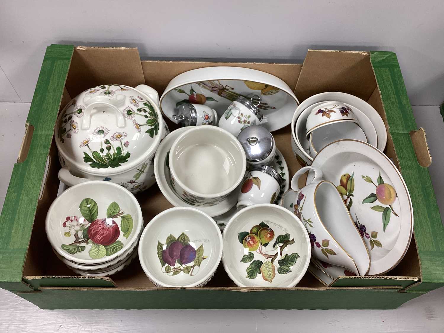 Lot 1005 - Portmerion 'Botanic Garden' Tureen, 'Pomona'...