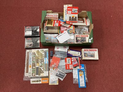 Lot 429 - A quantity of 00 scale lineside and scenic...