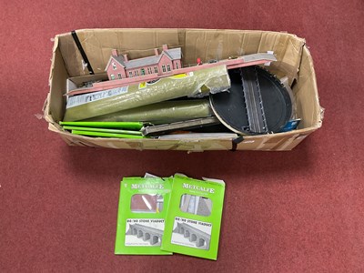 Lot 395 - A collection of 00 scale items, including a...