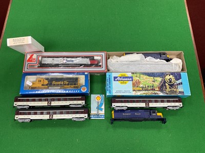 Lot 526 - A small assortment of HO American outline...
