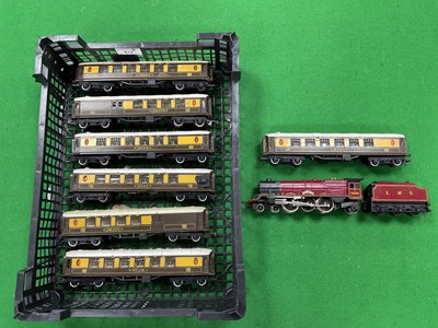 Lot 512 - An 00 gauge Triang Pullman express train,...