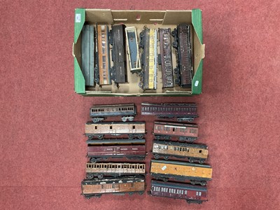 Lot 386 - 17 Mid XX Century 'O' Gauge Eight-wheel...
