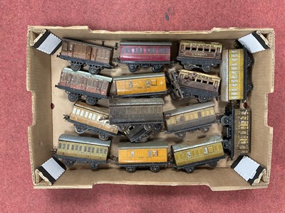 Lot 389 - Fifteen Hornby 'O' Gauge four-wheel coaches,...