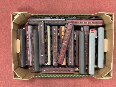 Lot 393 - Approximately forty-nine 00 gauge coaches and...