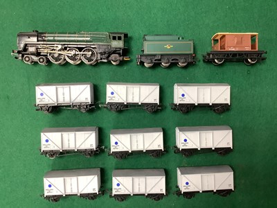 Lot 612 - An 00 gauge express fish train consisting of a...