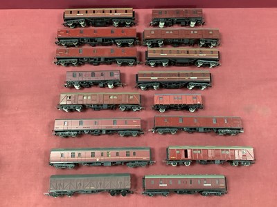 Lot 683 - Sixteen 00 gauge parcels vans by Bachmann,...