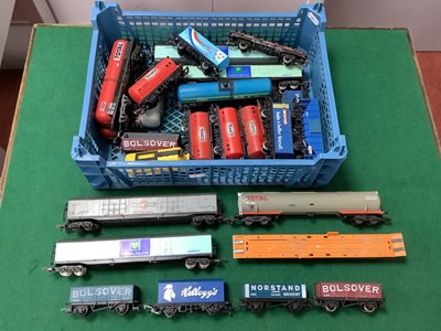 Lot 631 - Approximately twenty-five 00 gauge modern...
