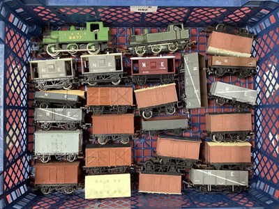 Lot 692 - An 00 gauge LNER shunting set including two...