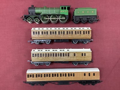 Lot 701 - An 00 gauge LNER passenger train, consisting...