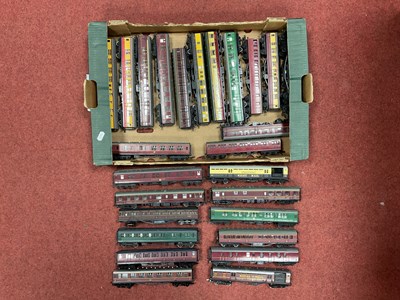 Lot 336 - Approximately twenty-seven 00 gauge coaches by...