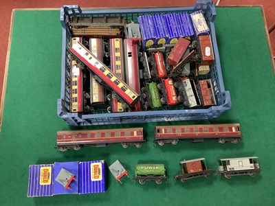 Lot 634 - A collection of Hornby Dublo 3-rail 00 gauge...