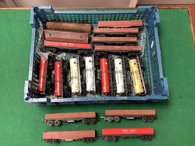 Lot 632 - Eighteen Triang 00 gauge bogie wagons...