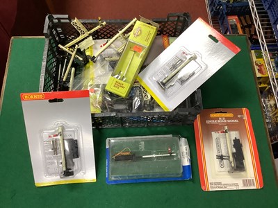 Lot 604 - A collection of 00 gauge signals and signal...