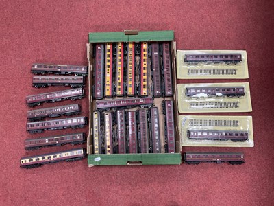 Lot 418 - Twenty-six 00 gauge coaches by Hornby,...