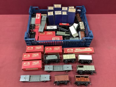 Lot 690 - Approximately thirty-one Hornby-Dublo 00 gauge...
