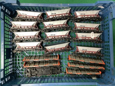 Lot 627 - Eighteen Hornby 00 gauge modern image wagons...