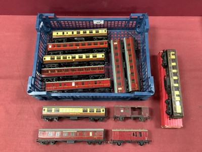 Lot 669 - Ten Hornby Dublo 00 gauge two-rail coaches,...