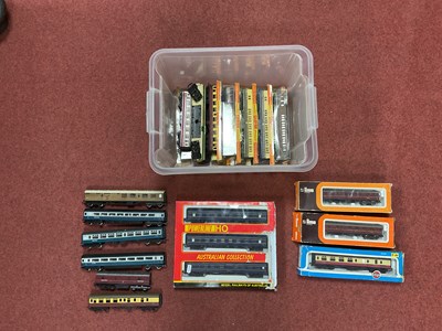 Lot 366 - Twenty 'OO' Gauge/4mm UK MKI Coaches by Grafar,...
