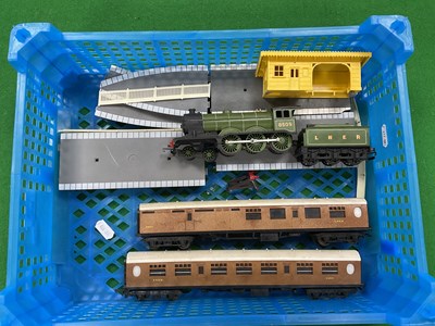 Lot 507 - An 00 gauge LNER train and station,comprising...