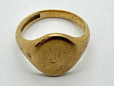 Lot 70 - A 9ct Gold Gent's Signet Ring, the oval panel...