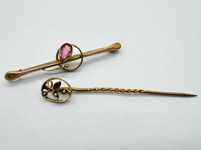 Lot 98 - A Vintage Single Stone Bar Brooch, teardrop...