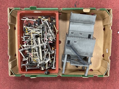 Lot 381 - A Good Quantity of 'OO' Scale Model Railway...