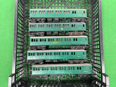 Lot 489 - Five Parts of a Tri-ang 'OO' Gauge Southern...