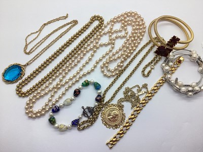 Lot 162 - Freshwater Pearl Bracelet, imitation pearls,...
