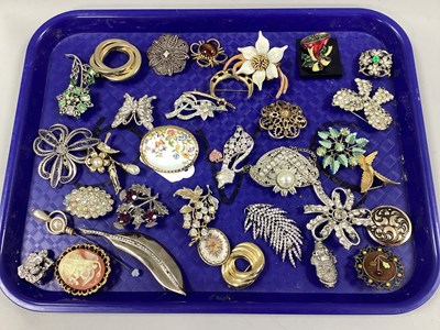 Lot 227 - Assorted Costume Brooches, including Aynsley...