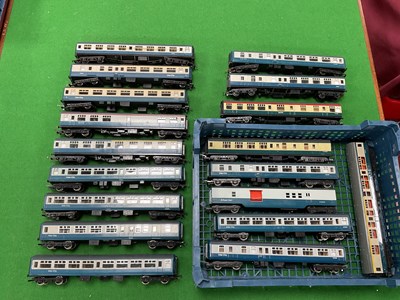 Lot 534 - Eighteen unboxed 00 gauge Blue/Grey coaches by...