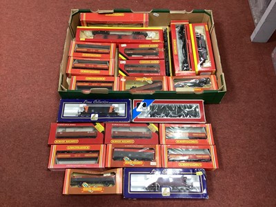 Lot 435 - Twenty-one boxed 00 gauge modern image wagons...